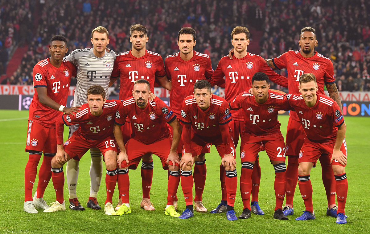 沙漠之鹰！贝林厄姆社媒晒沙特度假之行与雄鹰合影（贝林厄姆沙特度假：社媒晒与雄鹰同框，尽享沙漠风情）