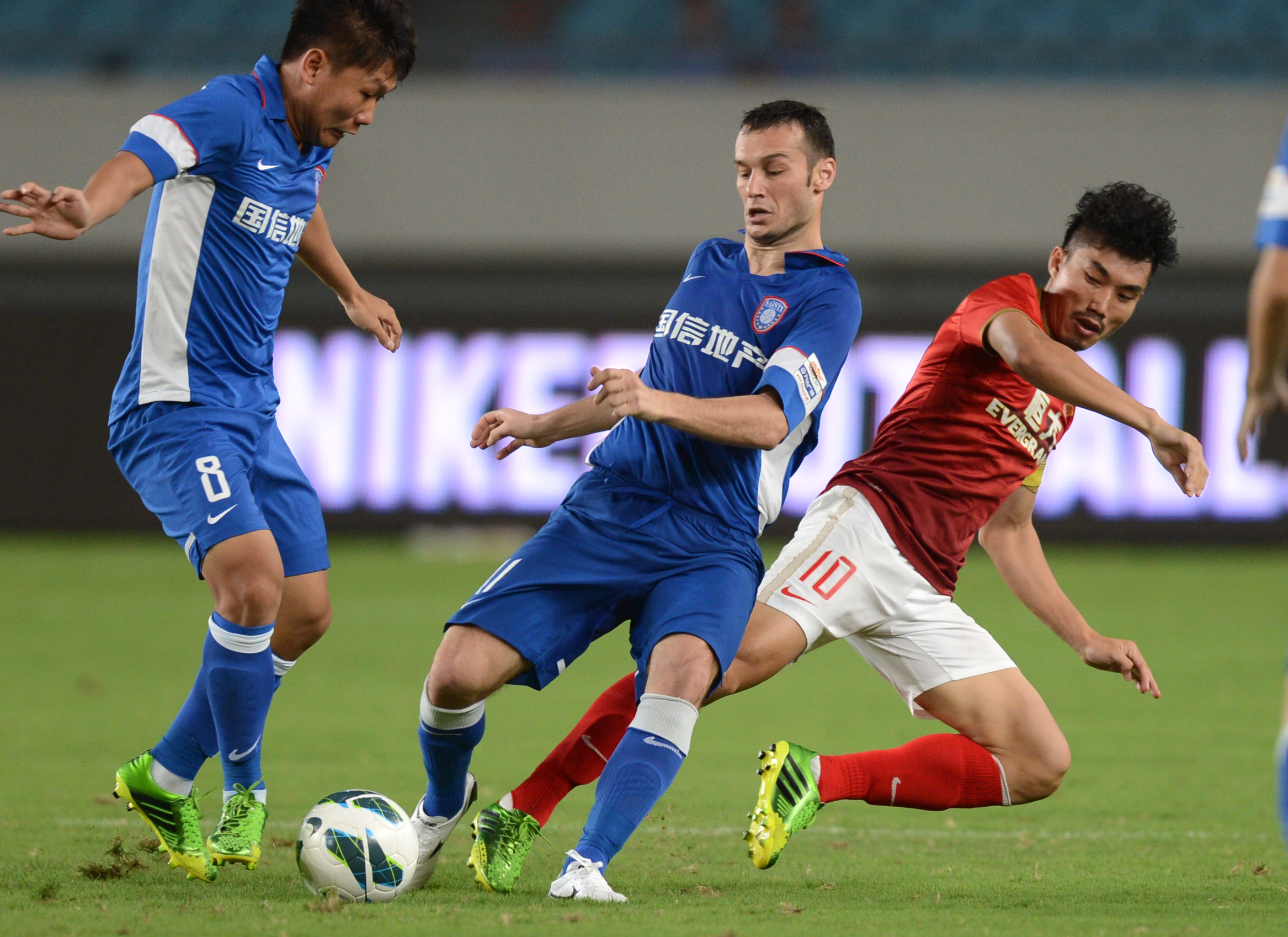 欧联杯：贝尔格莱德游击表现不理想，AEK拉纳卡占据晋级先机（欧联杯：贝尔格莱德游击状态欠佳，AEK拉纳卡掌握出线主动）