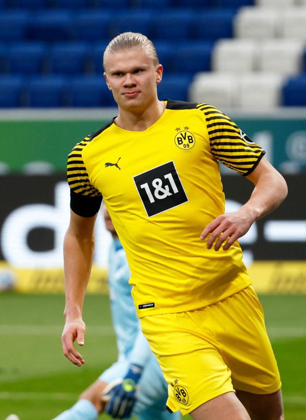 印媒：梅西混乱中尝试绕场一周，但他完全被官员及保镖包围（印媒：骚乱中梅西欲绕场一周，却被官员和保镖团团围住）