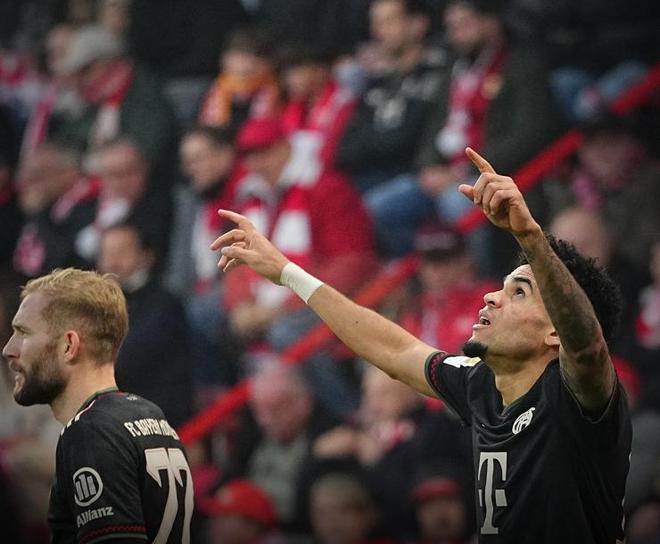 曼联对阵西汉姆联：阿莫林的换人争议与球队表现分析（曼联对西汉姆：阿莫林换人风波及球队表现解读）