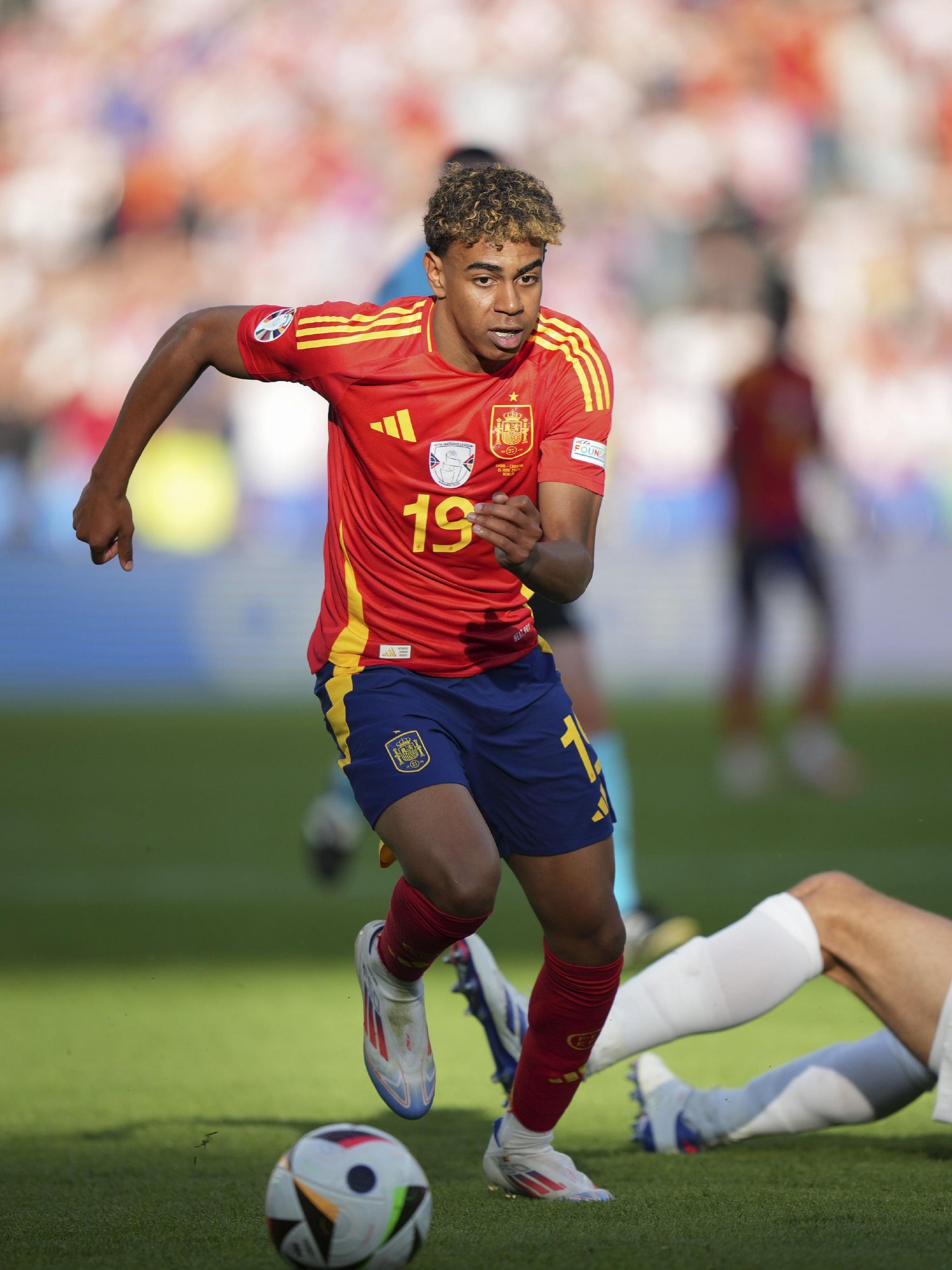 萨里：建议把VAR设备放的离替补席远一点，裁判需要冷静判断（萨里呼吁将VAR设备摆得更远离替补席，裁判应冷静判罚）